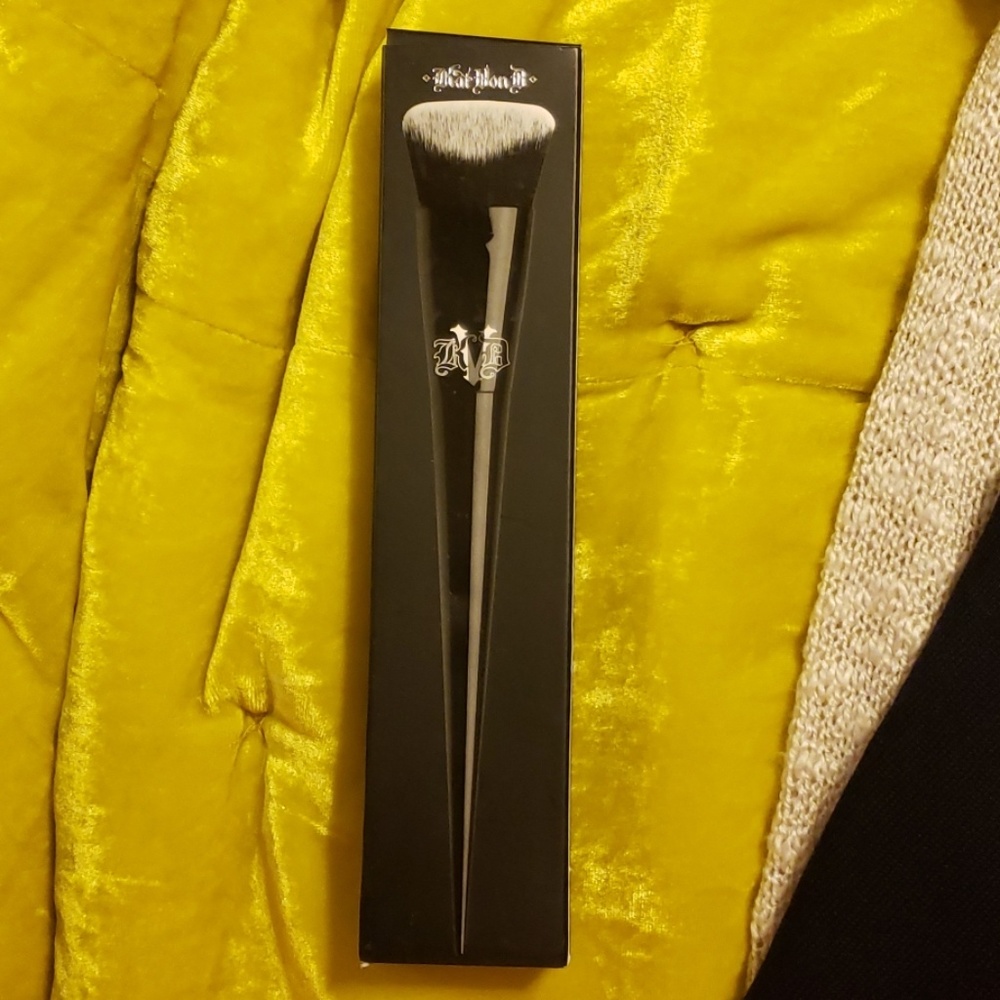 Kat Von D Lock-It Foundation Brush